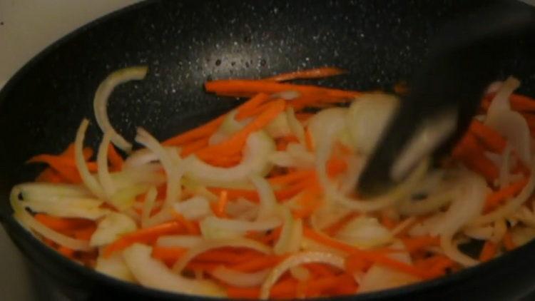 Prepara gli ingredienti per cucinare.