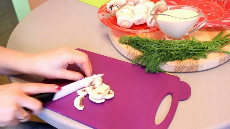 Prepara gli ingredienti per cucinare.