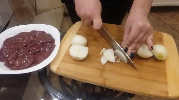 Prepara gli ingredienti per cucinare.