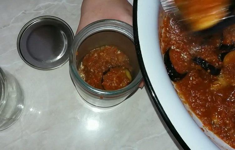 Melanzane fritte con aglio e pomodori per l'inverno