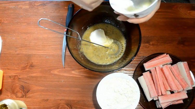 Mescola gli ingredienti per cucinare.