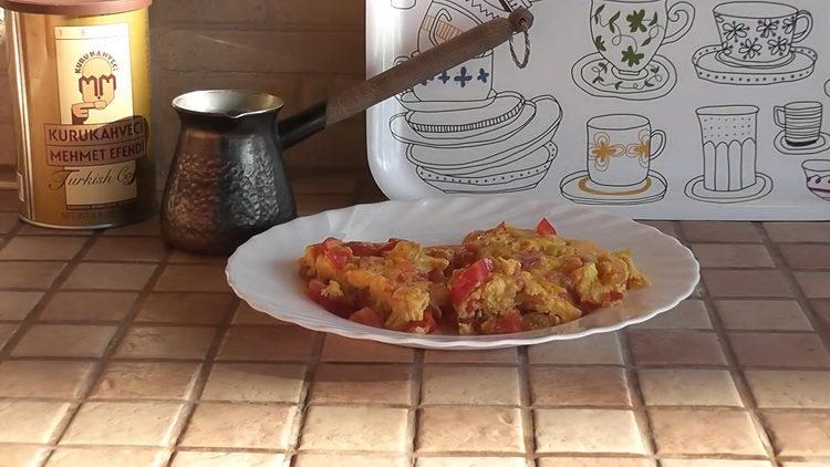 Frittata di pomodoro fritto con uova