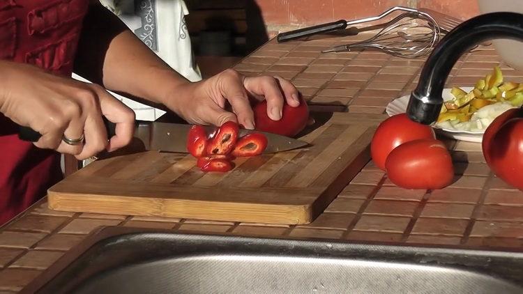 Prepara gli ingredienti per cucinare.