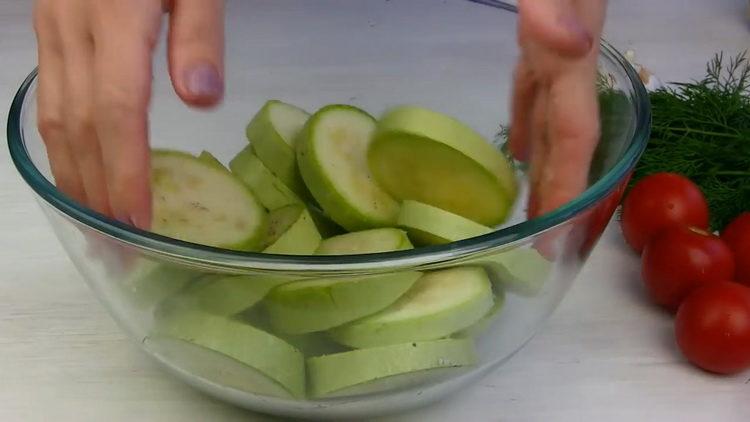 Prepara gli ingredienti per cucinare.