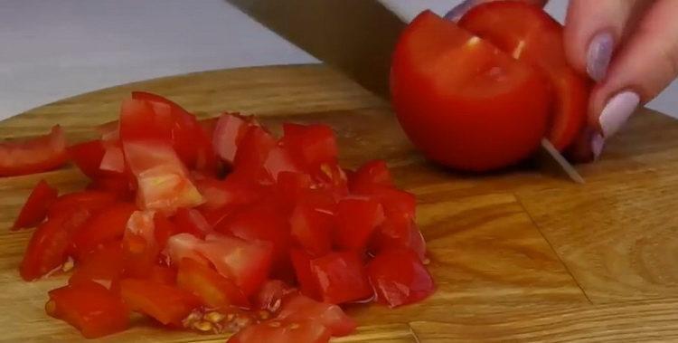 Per cucinare, tagliare i pomodori