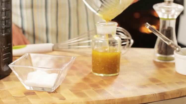 Condimento per vinaigrette secondo una ricetta passo passo con una foto