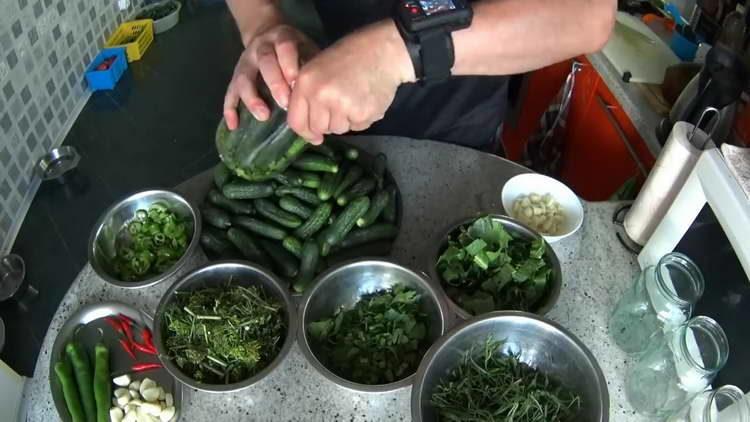 mettere verdure e cetrioli in barattoli