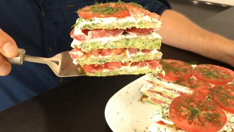 una semplice torta di zucchine è pronta