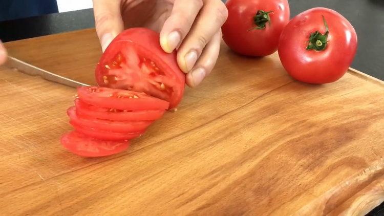 Per cucinare, tagliare i pomodori