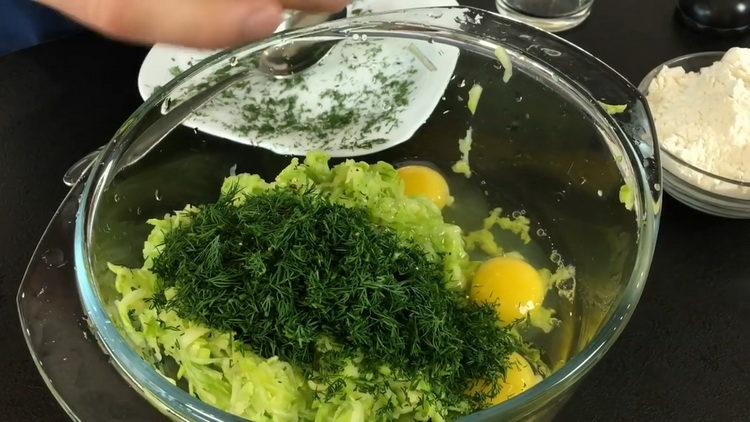 Mescolare gli ingredienti con aneto per preparare il pasto.