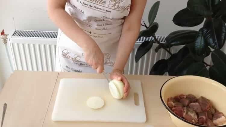 Prepara gli ingredienti per cucinare.