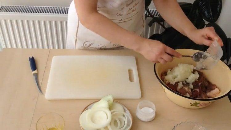 Aggiungi la cipolla alla carne per cucinare.