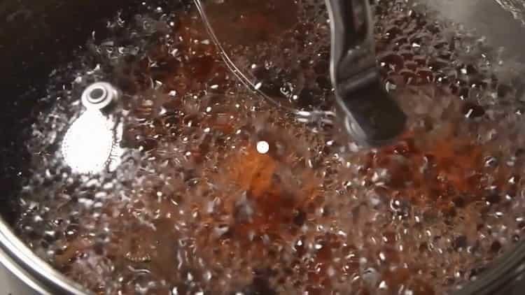 Per cucinare le barbabietole, fai bollire l'acqua