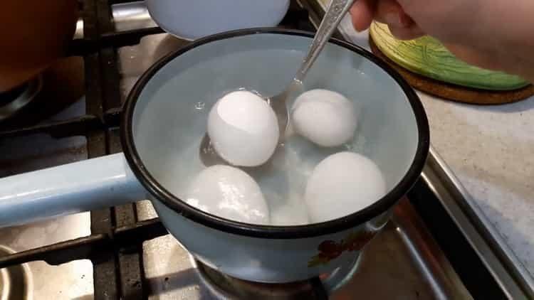 Pakuluan ang tubig upang makagawa ng mga itlog