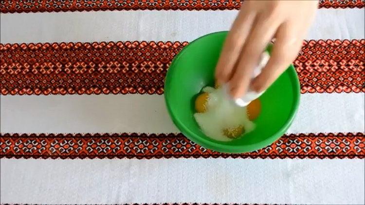 Prepara gli ingredienti per cucinare.