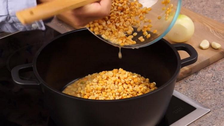 Prepara gli ingredienti per cucinare.