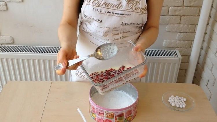 Per preparare un dessert, prepara lo zucchero a velo