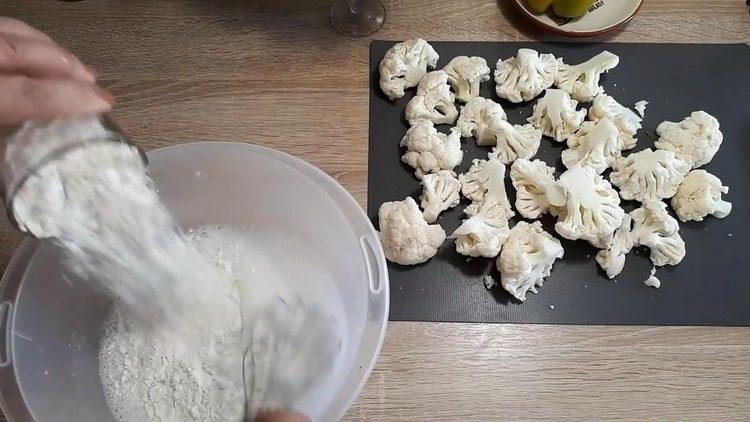 Prepara gli ingredienti per cucinare.