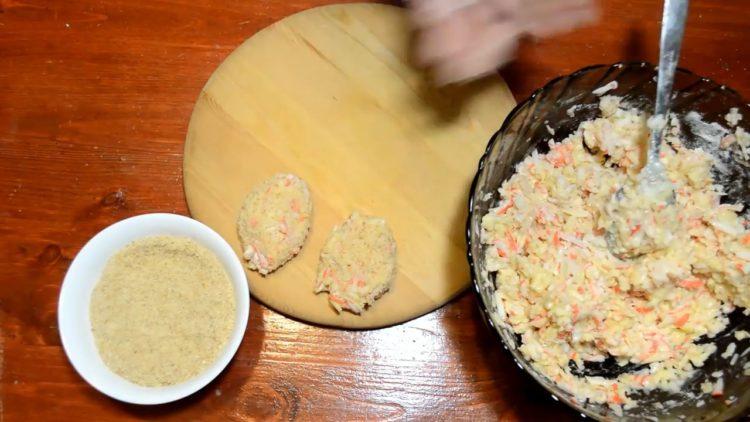 Formare le cotolette per cucinare