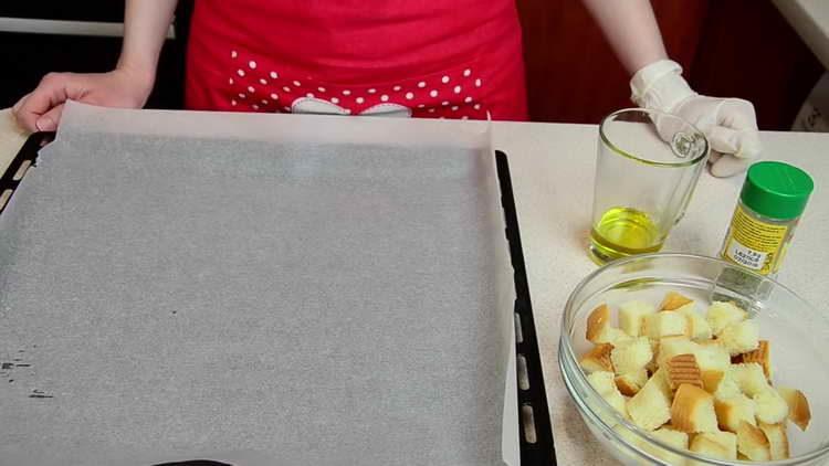 tagliare il pane bianco a cubetti