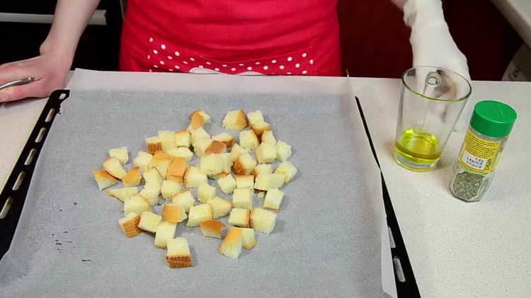 metti il ​​pane su una teglia