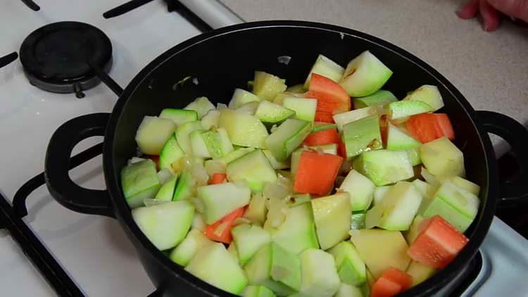 manda le verdure nella padella