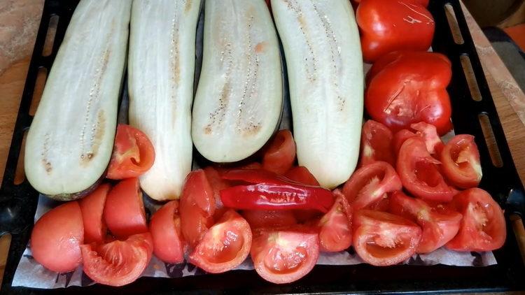 Per cucinare, tagliare le melanzane