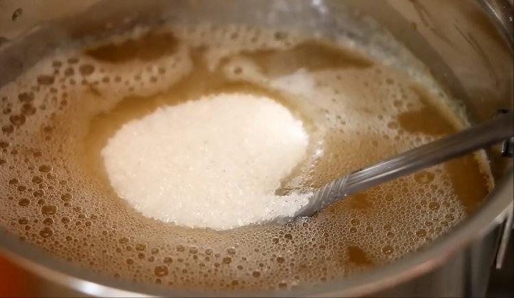 Aggiungi lo zucchero per preparare il dessert