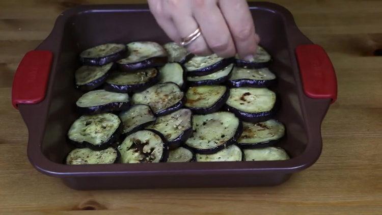 Metti le melanzane nella padella per preparare il piatto.