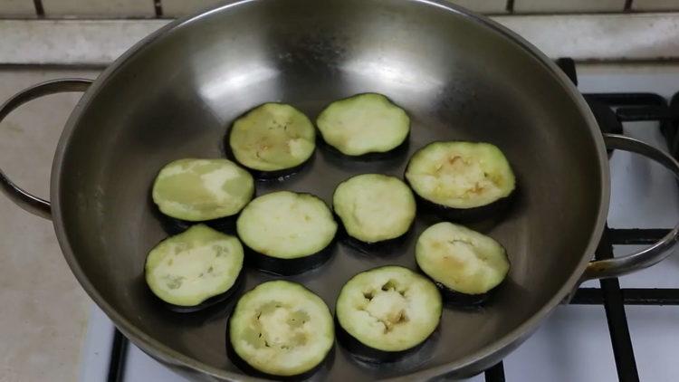 Friggere le melanzane per cucinare.