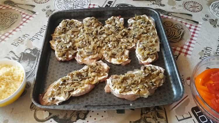 Per preparare il piatto, metti i funghi su una teglia