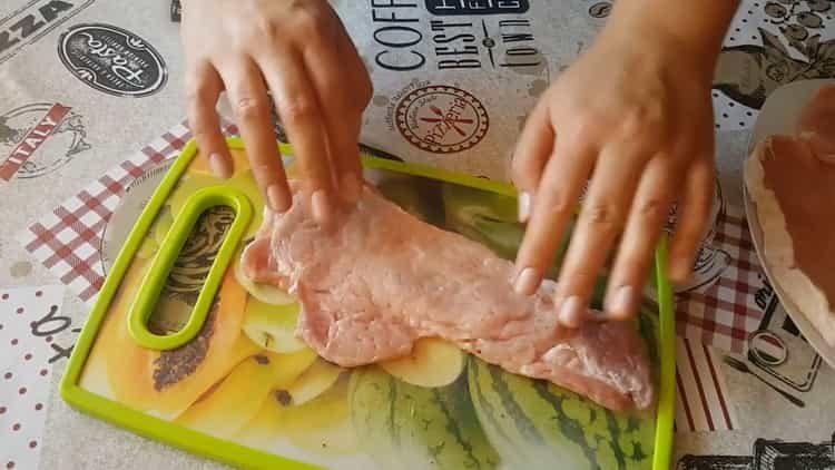 Per preparare il piatto, sbattere la carne