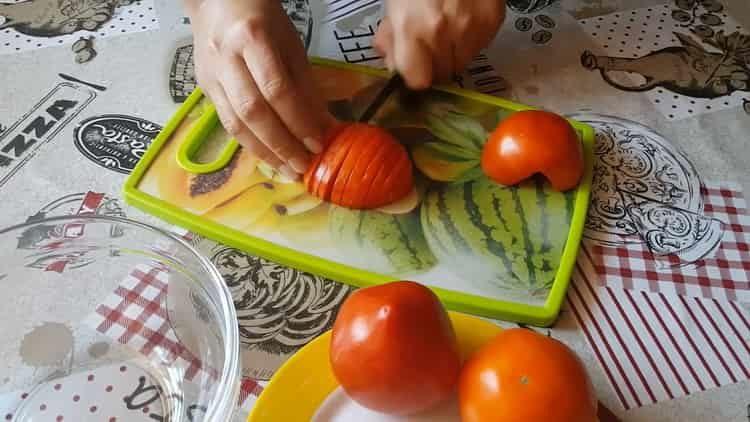 Per cucinare, tagliare i pomodori