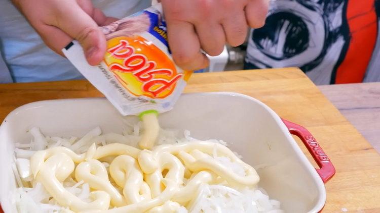 Aggiungi la maionese per preparare il pasto.