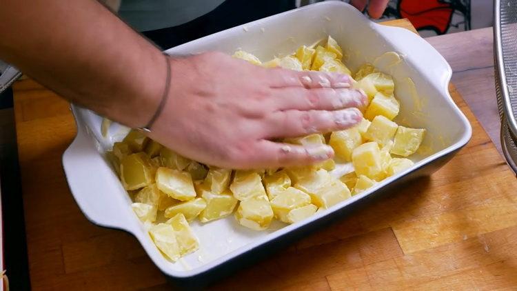 Mescola gli ingredienti per cucinare.