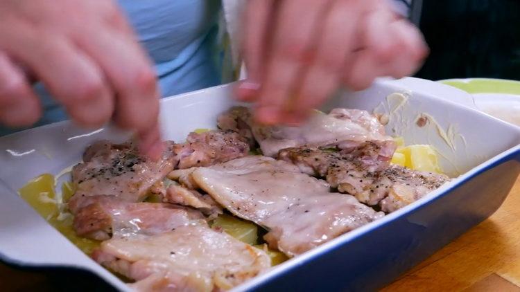 Disporre gli ingredienti per preparare il cibo.