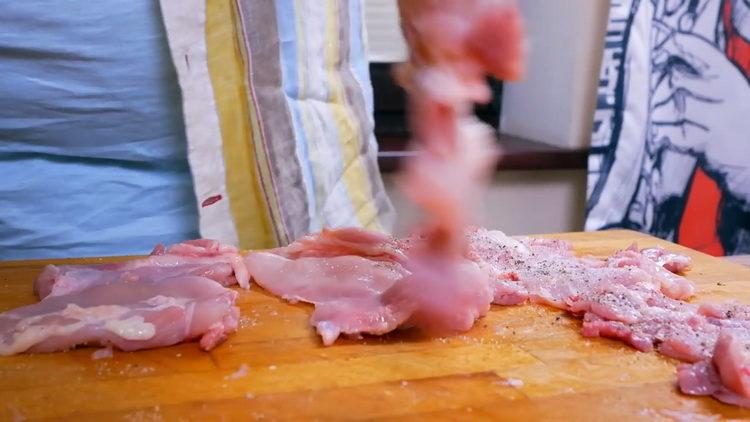 Prepara le spezie per cucinare.