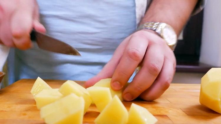 Per cucinare, tritare le patate