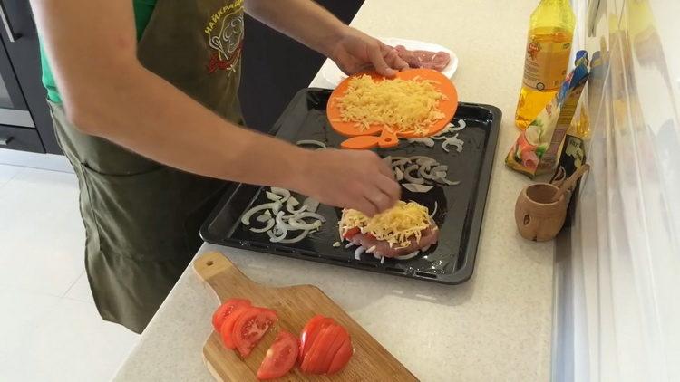 Metti il ​​formaggio per preparare il piatto