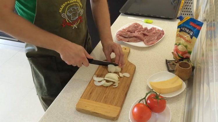 Per cucinare, tritare la cipolla