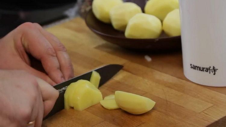 Per cucinare, tritare le patate