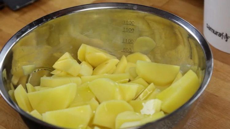 Per cucinare, oliare le patate