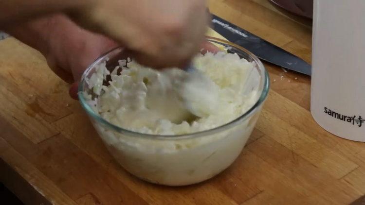 Aggiungi la maionese per preparare il pasto.