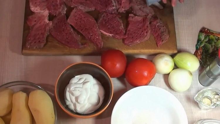 Prepara gli ingredienti per cucinare.