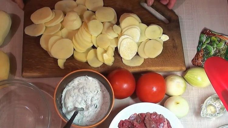 Per cucinare, tritare le patate