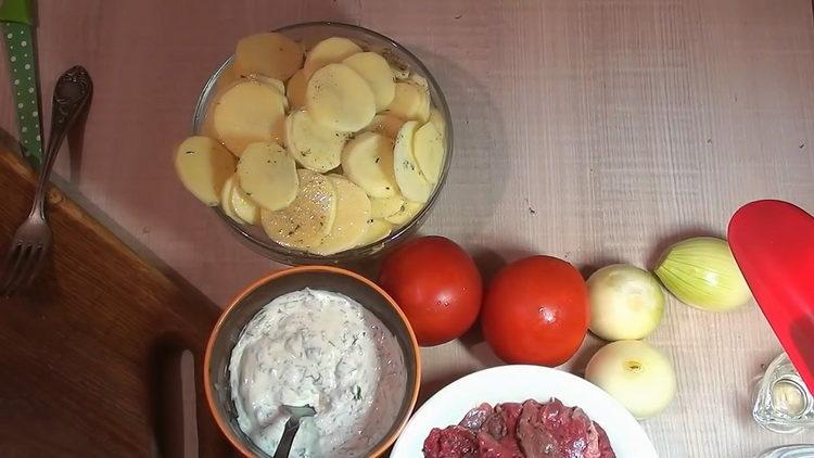 Prepara gli ingredienti per cucinare.