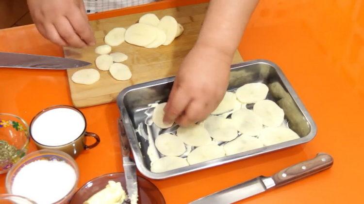 Per cucinare, tritare le patate