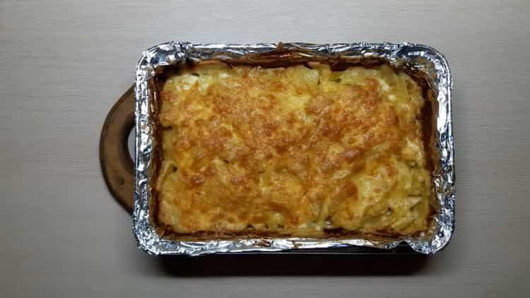 Carne fritta francese con le patate in una ricetta graduale con la foto