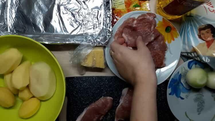 Cucinare la carne con patate fritte nel forno