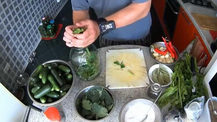 Prepara gli ingredienti per cucinare.